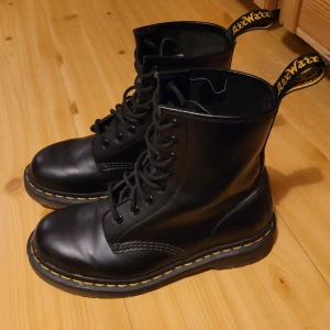 Dr Martens stlk 37 - Säljer ett par fina Dr Martens som tyvärr inte kunnat användas som de förtjänar (fel storlek). Använda men i extremt fint skick! Storlek 37. Frakt tillkommer på 99 kr spårba om du inte kan mötas upp i Falköping/Göteborg. Säljes för 600 kr, köpta för 1400.