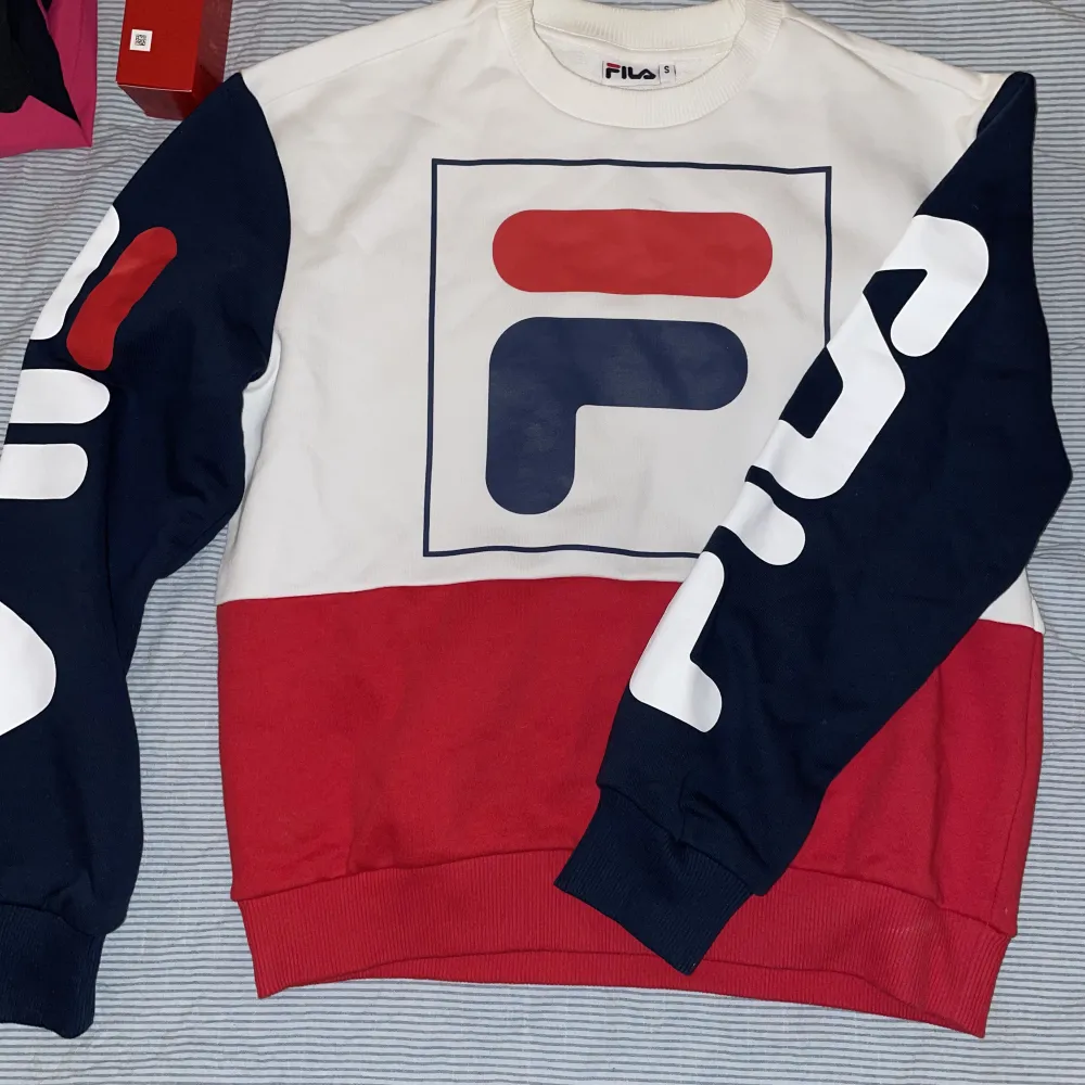 Fila sweatshirt, använd 1 gång.. Hoodies.