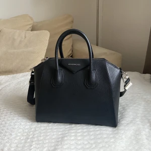 Givenchy Antigona Väska - Säljer Givenchy Antigona väska som är sparsamt använd som motsvarar nyskick. Köpt på Nathalie Schuterman för: 18 995 kr  Mitt Pris: 12.000 kr   • Äkta läder  • 2 innerfack & 1 innerfack med dragkedja  • axelremsband • Kvitto samt Dustbag 