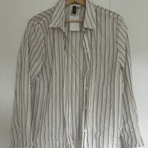 Randig skjorta från HM som går i vitt, beige och brun! 🤍🤎 Aldrig använd och lappen finns kvar!
