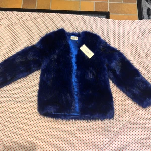 Syntetpälsjacka  - Syntetpälsjacka, mjuk päls, mörkblå blandad med svart ny jacka .