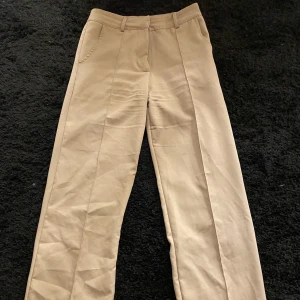 Madlady kostymbyxor  - Beiga kostymbyxor från madlady, passar perfekt på mig som är 170 cm lång☺️ fler bilder finns 