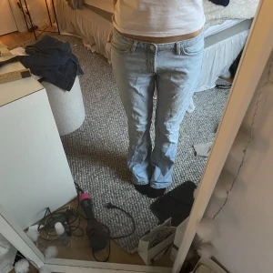 low waist jeans  - Säljer dessa fina low waist jeansen från zara då de tyvärr inte kommer till användning längre. Dem är som nya, inga fläckar eller trasiga någonstans.