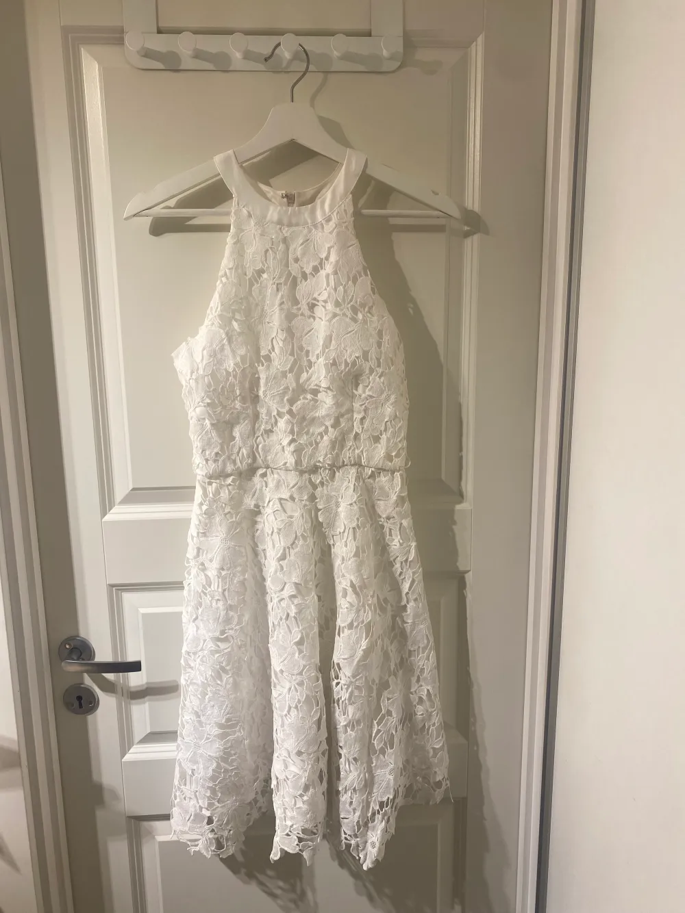 En fin vit klänning som är perfekt till studenten🎉nypris 1100kr ( köparen står för frakten)💞😊. Klänningar.