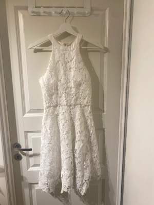 En fin vit klänning som är perfekt till studenten🎉nypris 1100kr ( köparen står för frakten)💞😊