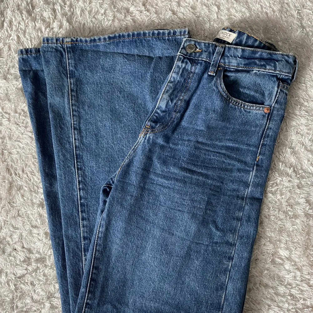 Ett par blå jeans från Lindex. De är i nyskick. Nypris 600kr💋💋. Jeans & Byxor.