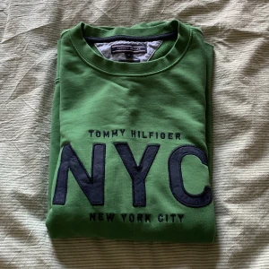 Sweatshirt, Tommy Hilfiger - Bra skick, inga synliga defekter. Den är aningen liten för mig, som är 185cm lång. Den köptes second hand för 200kr men jag har bara använt den en gång.