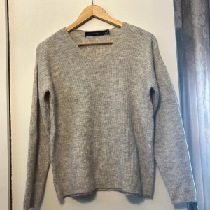 Stickad tröja strl xs - Stickad v-ringad tröja från Vero Moda, oanvänd!
