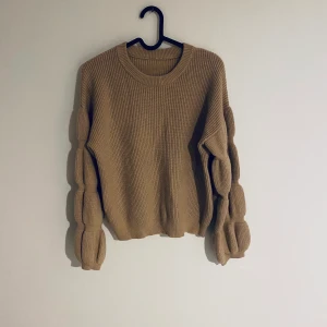 Stickad tröja  - Fin. Mjuk. Med nån slags ballongärm. Den är oanvänd. Skick 10/10. 