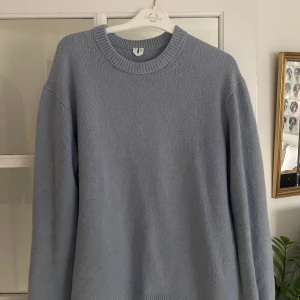 Stickad tröja från arket - Snygg stickad tröja från arket. Väldigt bra skick! Strl S men passar M Nypris 799 Ställ gärna fler frågor