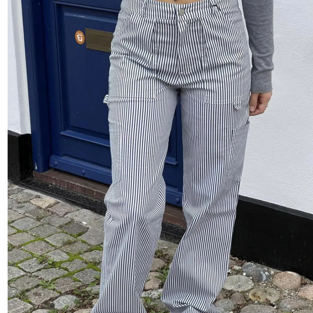 Helt nya byxor från Design by Si, aldrig använda och med prislapp kvar. Sitter perfekt på en M och snyggt oversized på en S💗💗 Kostar 750 kr nya 🥰. Jeans & Byxor.