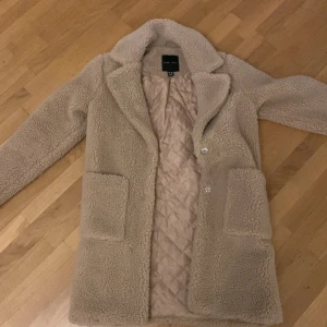 Beige Teddy pike jacka från H&M - Beige Teddy pike jacka från H&M, mycket fint skick, endast använts 2 gånger. 
