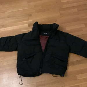 Kort svart bomberjacka  - Bomberjacka som endast använts en gång 