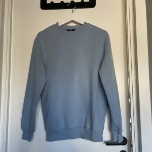 En ljusblå sweatshirt från H&M i strl.xs. Använd men i fint skick. Köpt för 149kr.