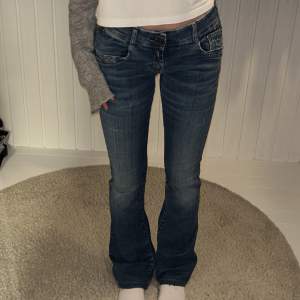 Lowwaist bootcut jeans köpta på sellpy💙Innerbenslängden är ca 77cm, storlek 36