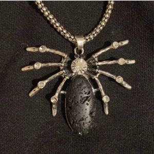 Spindel Halsband - Fräckt halsband, använts ett fåtal gånger. Bra skick och går att justera både längre och kortare. (Vet ej om storlek stämmer) Pris går att diskutera!