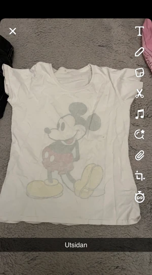 Musse T-shirt - En jätte fin musse tröja som jag älskade förut men är förliten nu tyvärr, den är köpt i polen. Passar även för xxs och xs och s jag hade denna nör jag hade storlek xxs