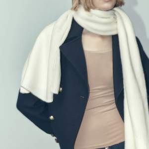 Vit halsduk från Zara. Aldrig använd🌙⭐️Lånad bild från Zaras hemsida.