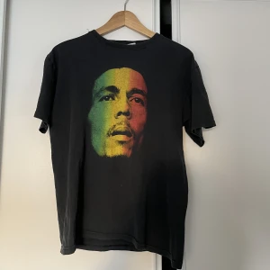 Bob Marley t-shirt  - Tjena, säljer denna godingen då jag inte använder den längre.  Den är ungefär 10 år gammal så den har några år på nacken men de är det som gör den så jävla cool ! 