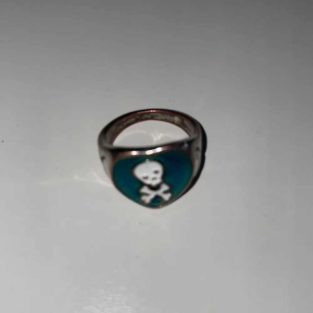 Säljer denna humör ring för 10 kronor inklusive frakt (ringen ändar färg). Accessoarer.