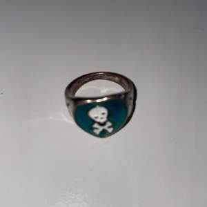 Säljer denna humör ring för 10 kronor inklusive frakt (ringen ändar färg)