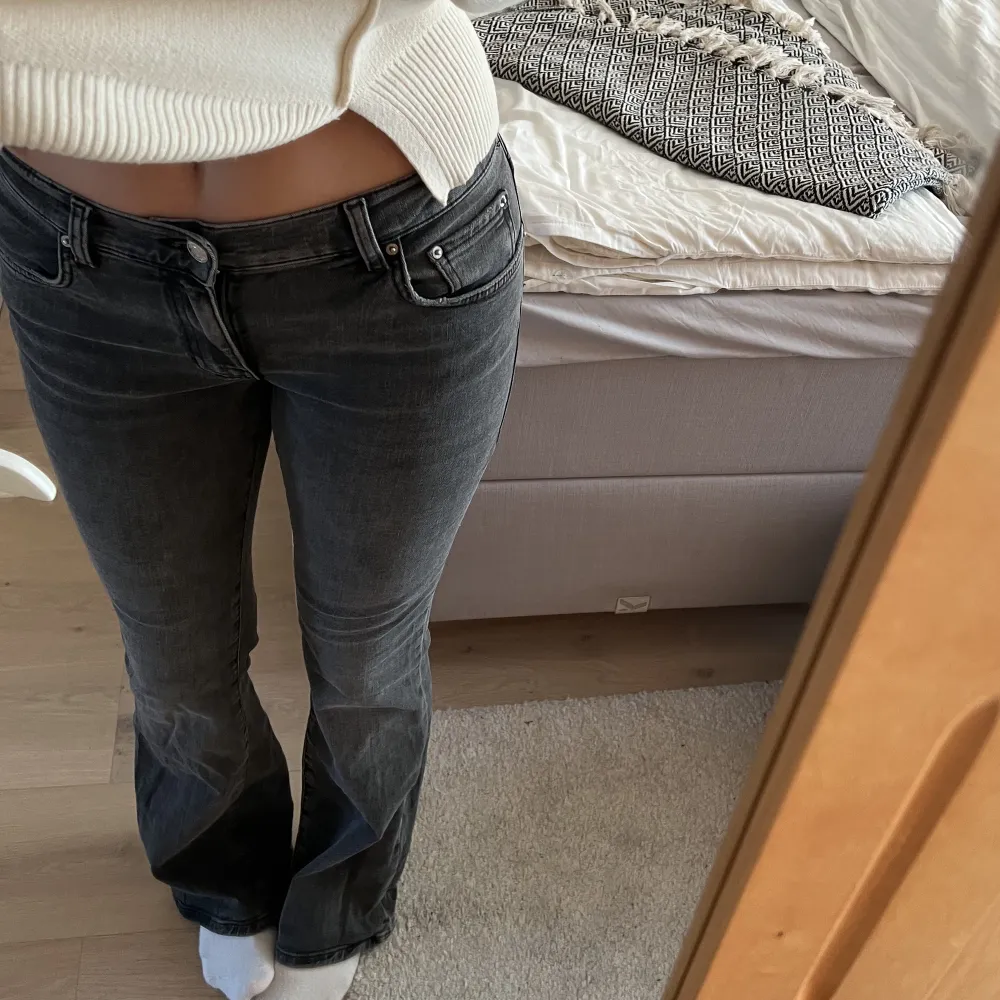Skitsnygga bootcut i den perfekta grå färgen! . Jeans & Byxor.
