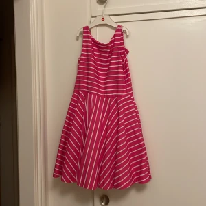 Klänning barn Polo Ralph Lauren - Superfin klänning för barn, använd bara ett fåtal gånger. Nyskick med hög kvalitetskänsla (integrerad underkjol).  Märkt stl 10 (år), vilket motsvarar 137-140 cl. En toppenklänning!  https://www.babyshop.se/content/view/Storleksguide-Ralph-Lauren