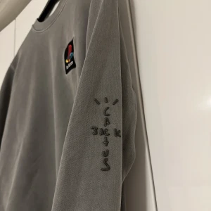 Cactus Jack x Playstation - En collab mellan Travis scotts label och playstation. Tröjan går för 150 euro på farfetch! tröjan har en fläck som jag inte testat ta väck annars mycket bra skick!