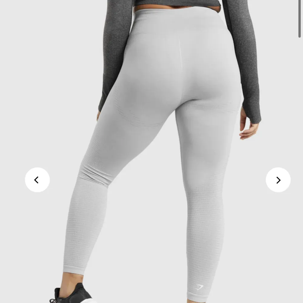 Tränings tights från gymshark som är använda ett fåtal gånger. Modellen heter vital seamless leggings och är i en ljus grå färg. ( nypris 499kr ). Jeans & Byxor.