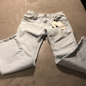 Low waist bootcut - Säljer dessa low waisted bootcut jeans från zara då dom inte passar på mig. Alla lappar kvar. Pris kan diskuteras 