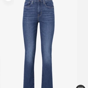 Levi’s 724 - Säljer mina Levi’s 724 pågrund av att dom är försmå. Inga fläckar eller hål, nyskick. Jag köpte dom för 900 kr💞