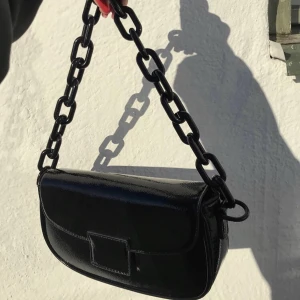 Väska - Säljer min fina svarta väska då den inte kommit till användning på länge. Nyskick. 