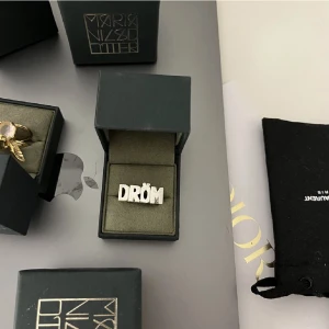 Maria Nilsdotter ”dröm” ring - Äkta Maria Nilsdotter dröm ring som är helt nyinskaffad för 4 000kr och knappt använd. Inte min stil så är gärna öppen för byten mot annat från Maria Nilsdotter (helst ”LEOPARD RING”)