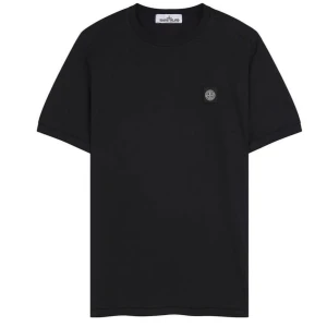 Stone Island T-shirt - Säljer min Stone Island T-shirt i storlek S. Den är i väldigt gott skick och säljs för endast 800kr, tar emot bud från 550kr! Kan mötas upp i Göteborg eller frakta!!