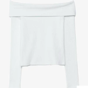 Off shoulder tröja vit - En jätte fin tröja långärmad tröja som är off shoulder jag köpte den för 200kr💗