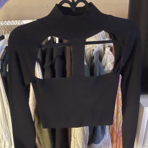 Zara topp - Såå snygg topp från zara i storlek S! Använd en gång💖