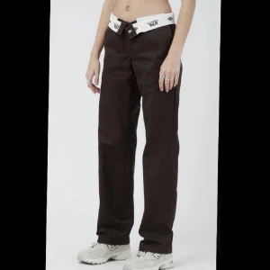 Helt nya Dickies 874! - Lägger ut igen. Färgen är svart.  Dom är aldrig använda/helt nya och jag säljer pga köpte fel storlek i usa och inte kan lämna tbx💖 Nypris 750kr❤️ 