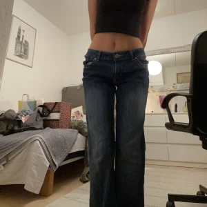 Jeans  - Super snygga jeans, sitter super fint, har Tyvär inga mått men sitter som zara jeans i storlek 36/38