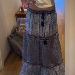 lång kjol med lapparna kvar, köpt för 860kr från pepe jeans 