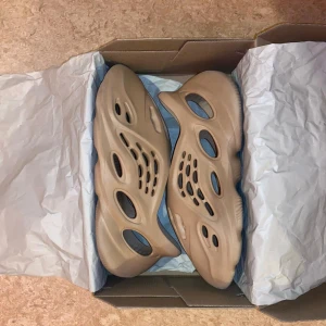 Foam Runners Ochre - WTS Tar emot bud✅ Yeezy Foam Runners Ochre🥯 Storlek 46(1500kr)💰 Använda lite men syns knappt❗️ Meet up i Stockholm🏙️ Köpare står för frakt📦 Inget kvitto❌