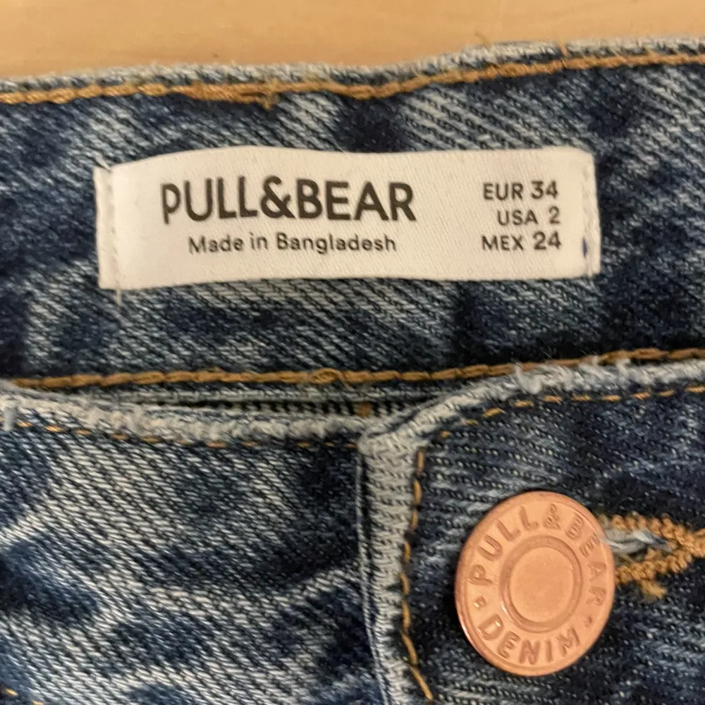 Ett par racka blåa jeans från PULL&BEAR i strl 34. Säljer då de ej kommer till användning.   Köpte dem för - 600kr Säljer dem för - 450kr. Jeans & Byxor.