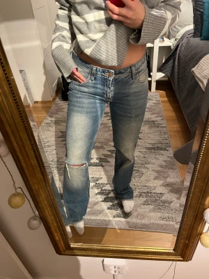 vintage h&m jeans 😍 - superfina men dessvärre lite tighta i låren på mig. lågmidjade och köpt på second hand. OTROLIGT fin wash på jeansen. lite långa på mig som är 160. försten till kvarn! storlek 27, sitter som en 36a!
