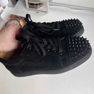 Christian Louboutin sneakers i storlek 36 (passar även 37) Jättebra skick, säljer då dom inte kommer till användning. Självklart äkta,,, tveka inte på att skriva om ni har frågor eller vill ha fler bilder!!  ⚡️ 