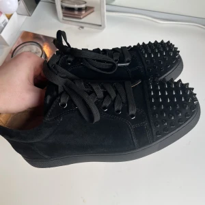 Louboutin skor 36/37 - Christian Louboutin sneakers i storlek 36 (passar även 37) Jättebra skick, säljer då dom inte kommer till användning. Självklart äkta,,, tveka inte på att skriva om ni har frågor eller vill ha fler bilder!!  ⚡️ 