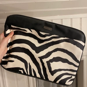 Datorfodral  - Ett praktisk, simpelt och fint datorfodral med ett fack<3