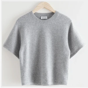 Stickad t shirt - Jättefin stickad t shirt i jättebra skick, nästan oanvänd. Använd ungefär 1-2 gånger. Nypris 449kr