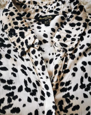 Massimo Dutti skjorta  - Jättefin skjorta från Massimo Dutti. Storlek 40. Jättebra i skick. 100% viscose. 