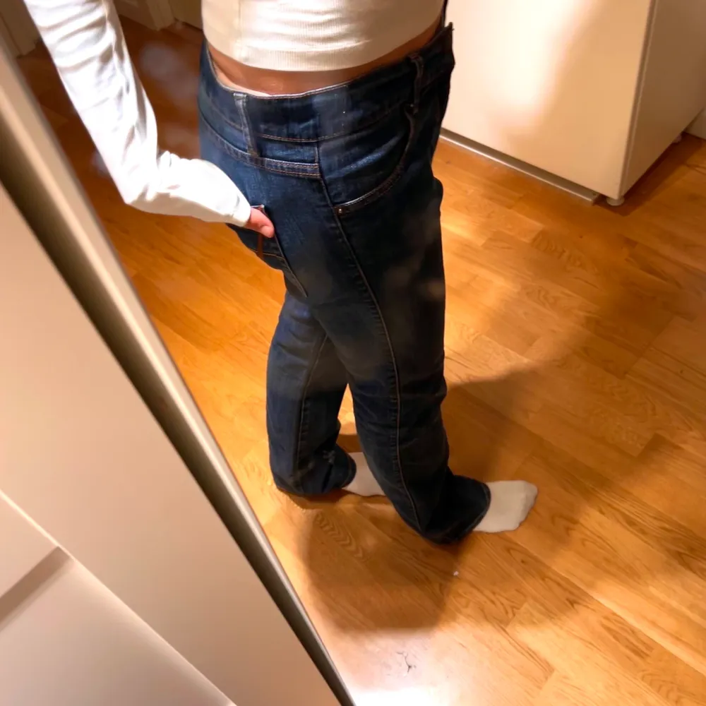 Skitsnygga lågmidjade jeans från märket Zoul som tyvärr aldrig kommer till användning 💙 jag är 173. Kan mötas upp i Stockholm, annars står köparen för frakt!. Jeans & Byxor.