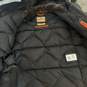 Parajumper vinterjacka - Modell Right Hand Färg Blå Storlek S (kids) Använd Max 20 ggr,fint skick