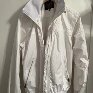 Vit vindjacka - En fin vit vindjacka. Aldrig använd, lapparna sitter fortfarande kvar. Storlek M-L 